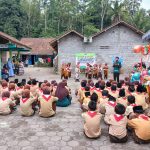 Guru, Siswa, dan Walimurid menyaksikan Penampilan Kelas 1 di Halaman Sekolah.