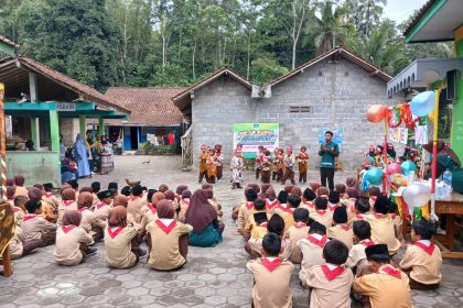 Guru, Siswa, dan Walimurid menyaksikan Penampilan Kelas 1 di Halaman Sekolah.