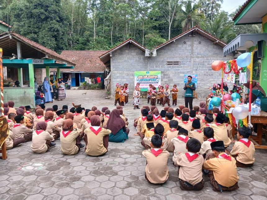 Guru, Siswa, dan Walimurid menyaksikan Penampilan Kelas 1 di Halaman Sekolah.